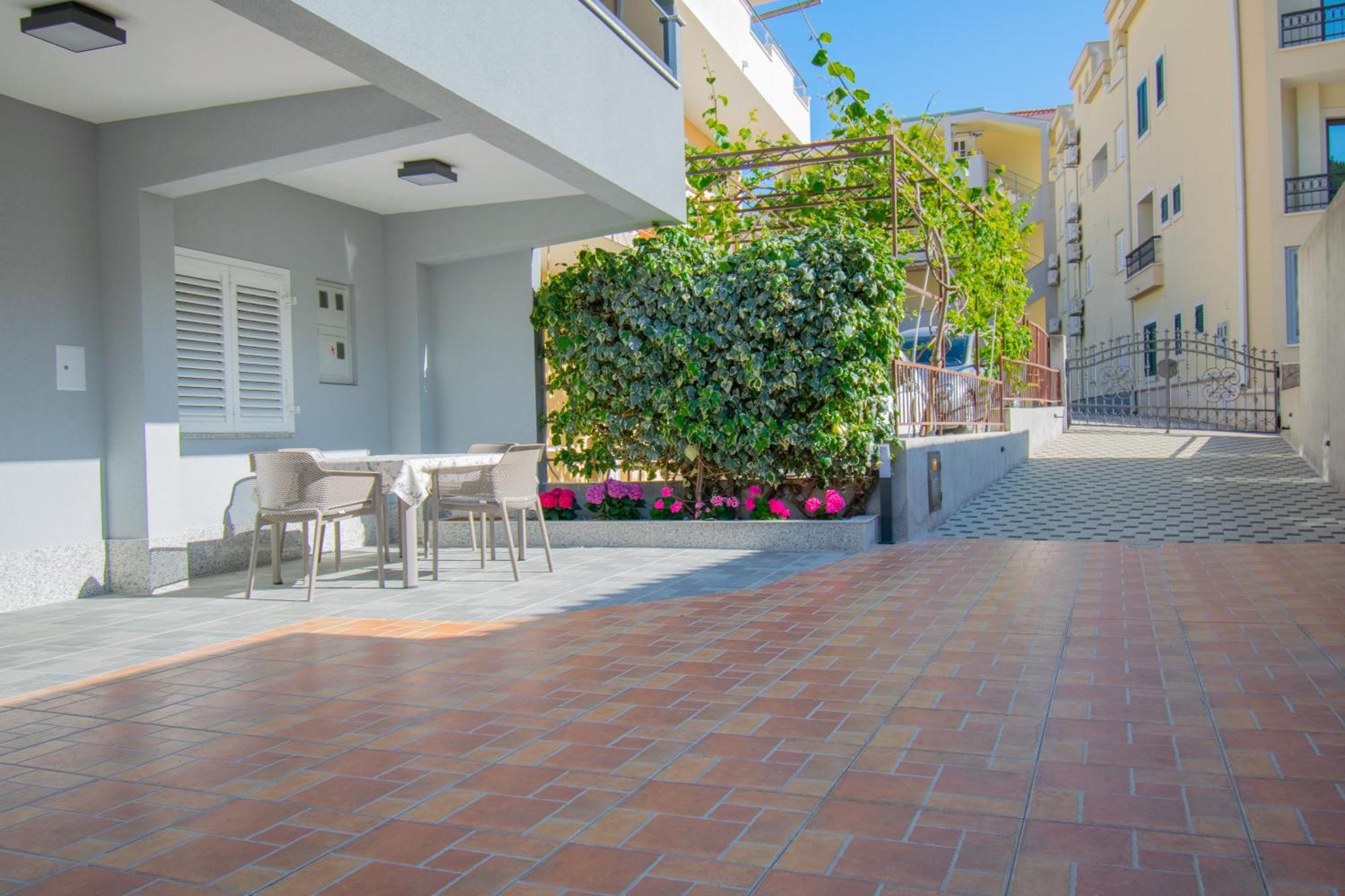 Apartments Hudovernik Baška Voda Exterior foto
